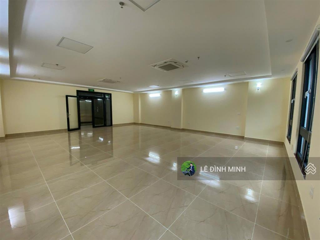 Tòa nhà văn phòng mặt phố đẹp. diện tích 120m2, mặt tiền 8.5m, thông sàn. thang máy, điều hòa đủ