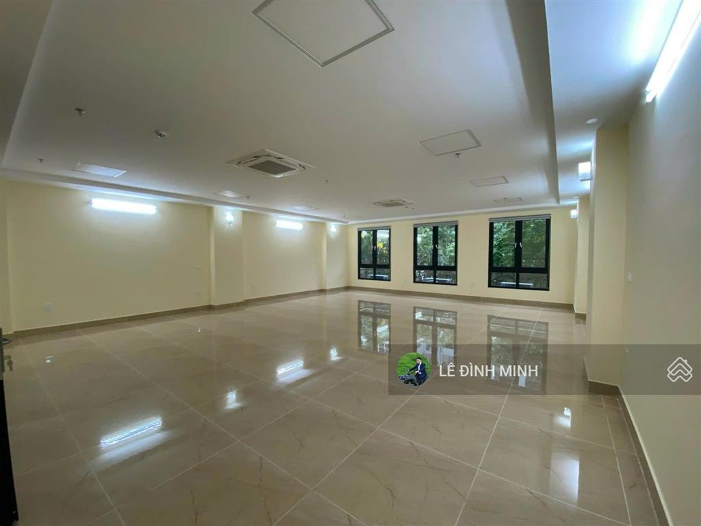 Tòa nhà văn phòng mặt phố đẹp. diện tích 120m2, mặt tiền 8.5m, thông sàn. thang máy, điều hòa đủ