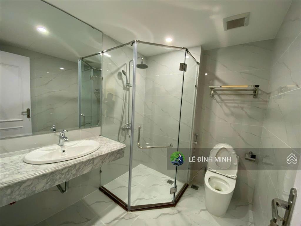 Tòa nhà văn phòng mặt phố đẹp. diện tích 120m2, mặt tiền 8.5m, thông sàn. thang máy, điều hòa đủ