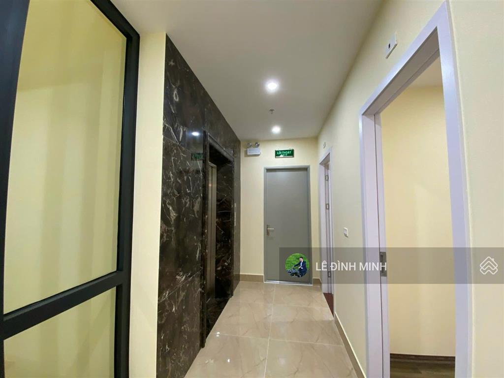 Tòa nhà văn phòng mặt phố đẹp. diện tích 120m2, mặt tiền 8.5m, thông sàn. thang máy, điều hòa đủ