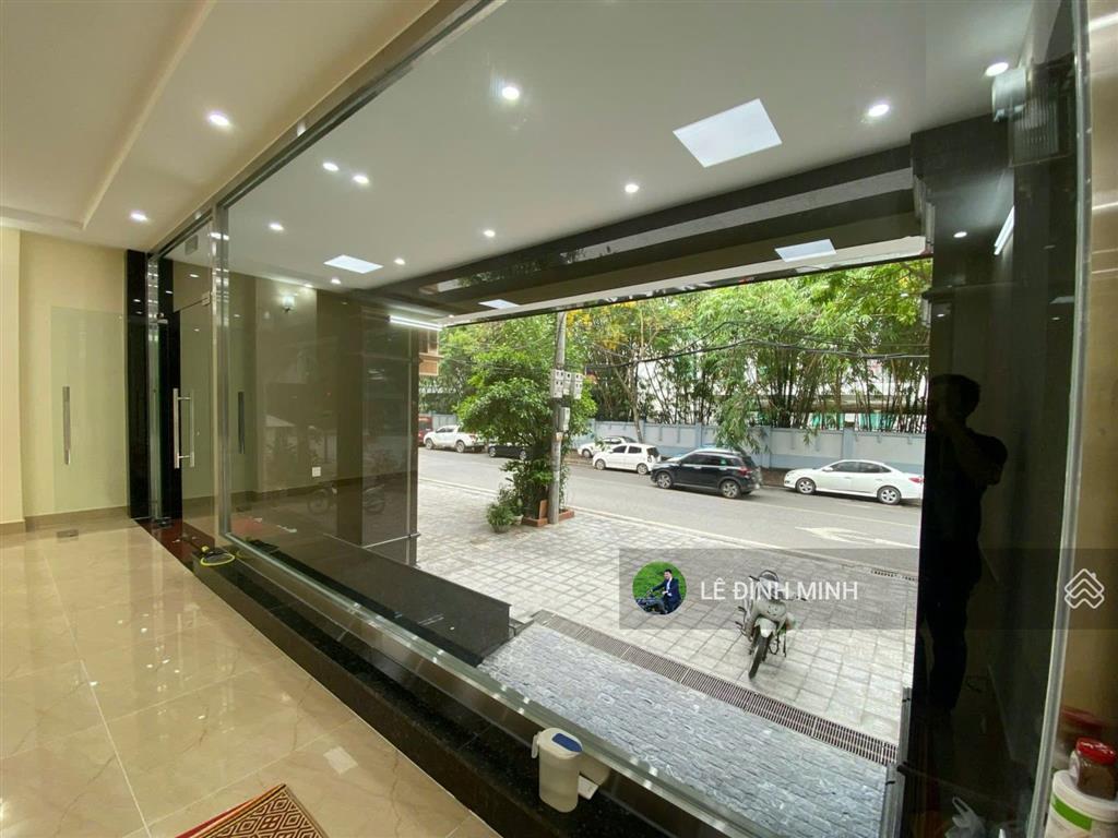 Tòa nhà văn phòng mặt phố đẹp. diện tích 120m2, mặt tiền 8.5m, thông sàn. thang máy, điều hòa đủ