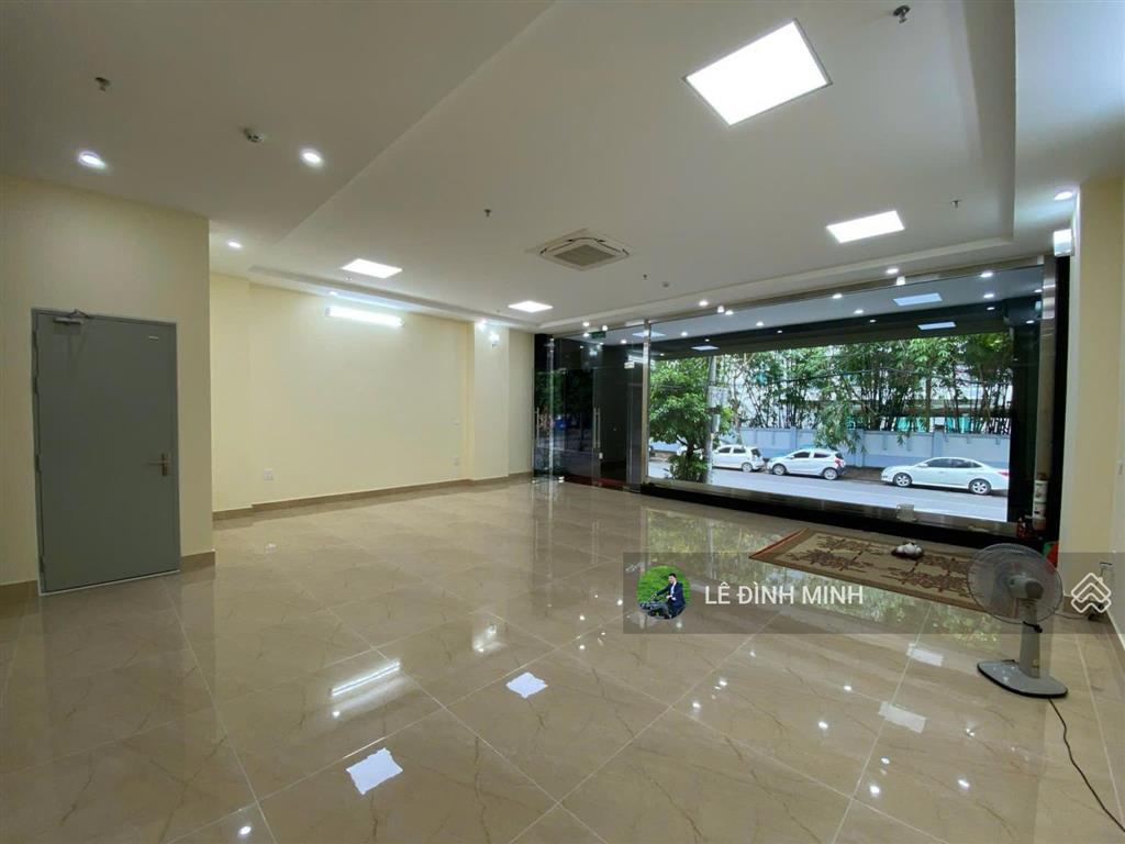 Tòa nhà văn phòng mặt phố đẹp. diện tích 120m2, mặt tiền 8.5m, thông sàn. thang máy, điều hòa đủ