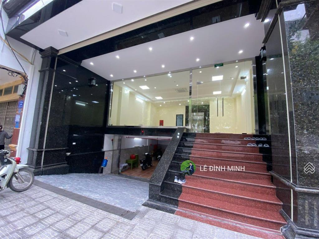 Tòa nhà văn phòng mặt phố đẹp. diện tích 120m2, mặt tiền 8.5m, thông sàn. thang máy, điều hòa đủ
