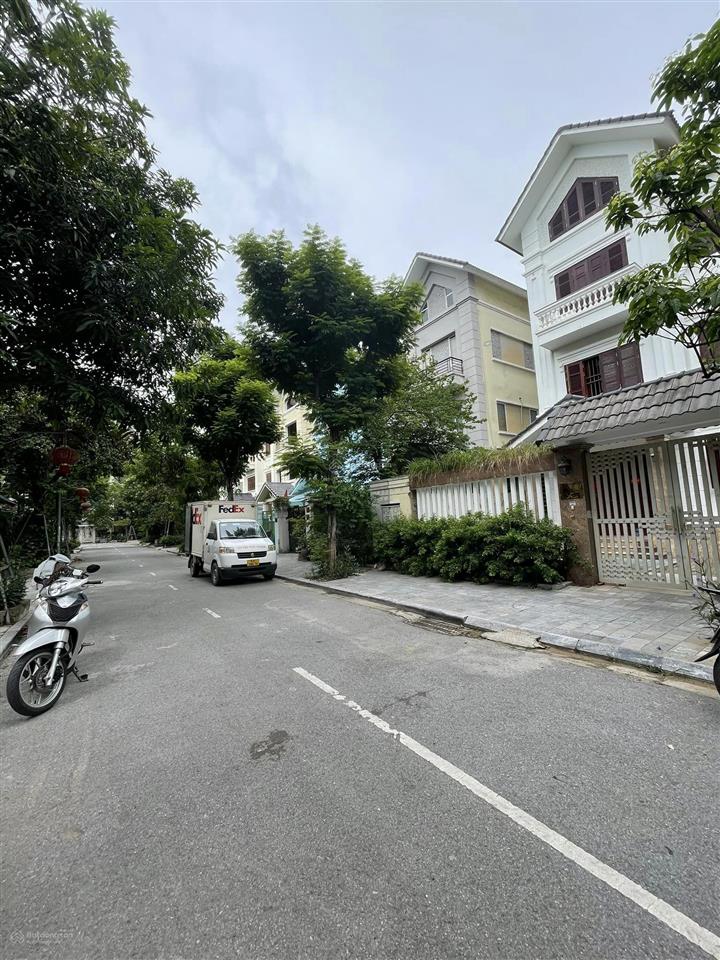 Bán biệt thự sang trọng hiện đại kđt dịch vọng, q cầu giấy. dt 308m2 x 4 nổi 1 hầm, mt 15m. 90 tỷ