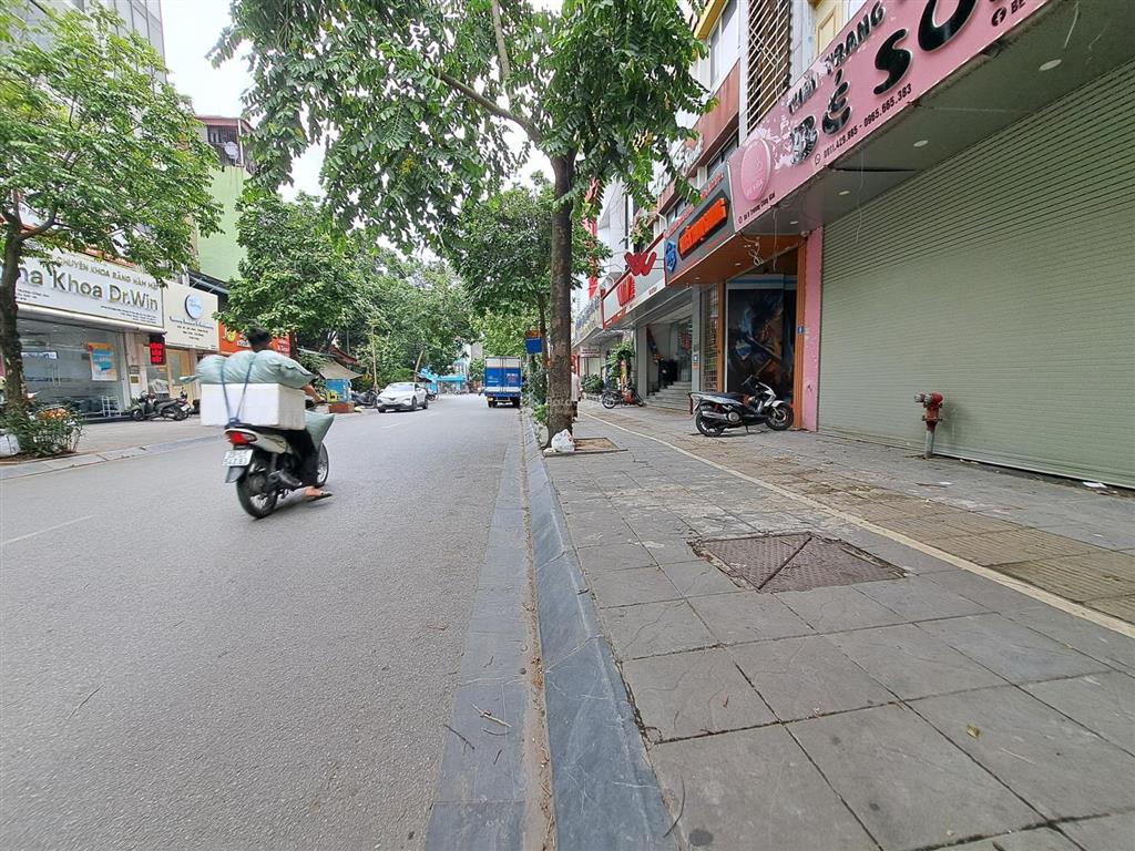 Bán toà nhà mặt phố trương công giai, cầu giấy. dt 100m x 6 nổi 1 hầm, mt 6m. giá 63 tỷ tl tốt.