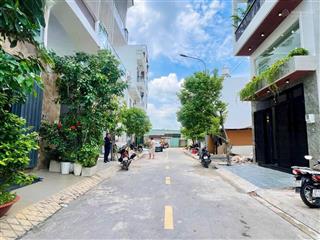 Nhà ngay ngã tư ga, dt4,5x12m, lửng, 3lầu, 4pn, gara ô tô, sân thượng, hướng tây nam, 6,8 tỷ