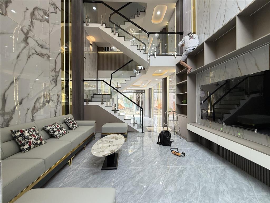 Nhà thạnh lộc 19, dt 4,5x14m, lửng, 3 lầu, 4pn, gara ô tô, sân thượng, hướng đông nam, 6,85 tỷ