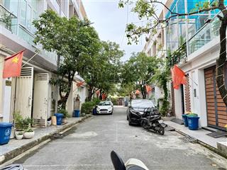 Nhà shr đường thạnh xuân 25, dt4.3x15,5m, trệt, 2 lầu + sân thượng, 3pn, 4vs, p/giặt, sân thượng
