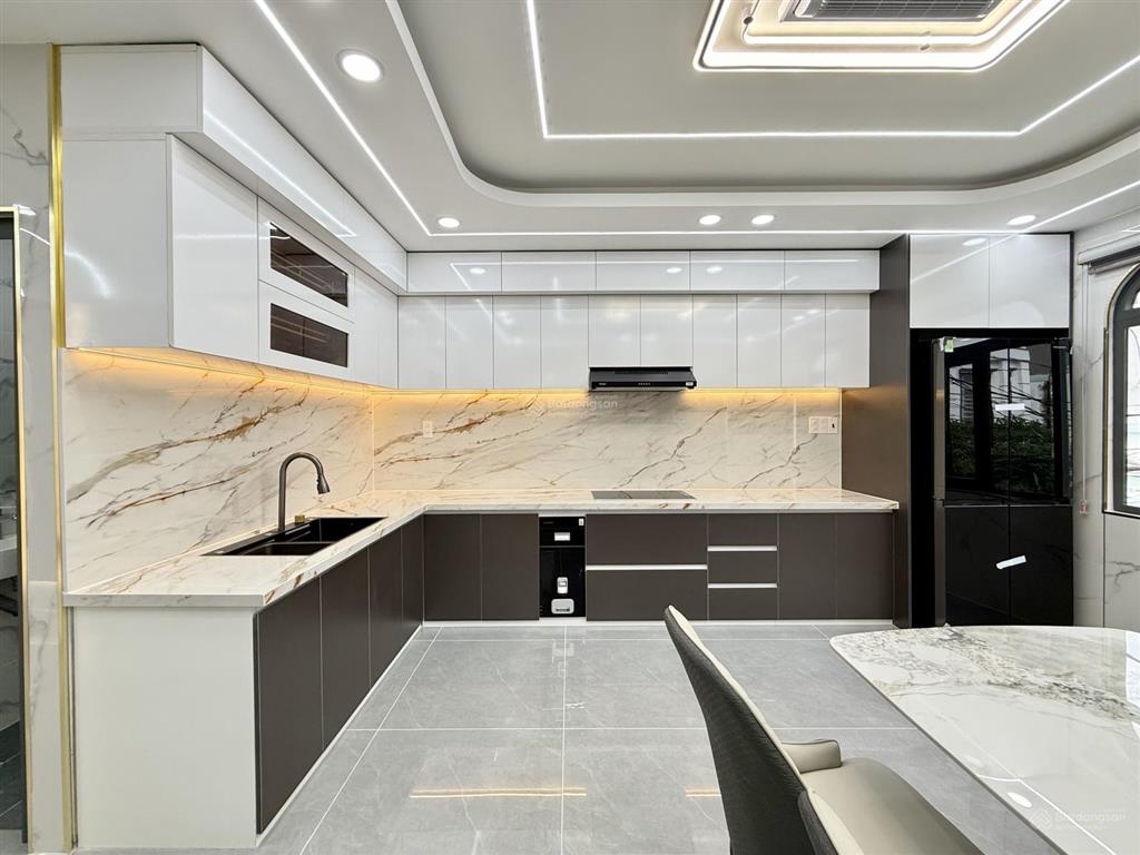 Nhà đường thông dt4.2x19m, lửng, 3lầu, 4pn, 6vs, p/thờ, gara ô tô, sân thượng, hướng đông, 7,4 tỷ