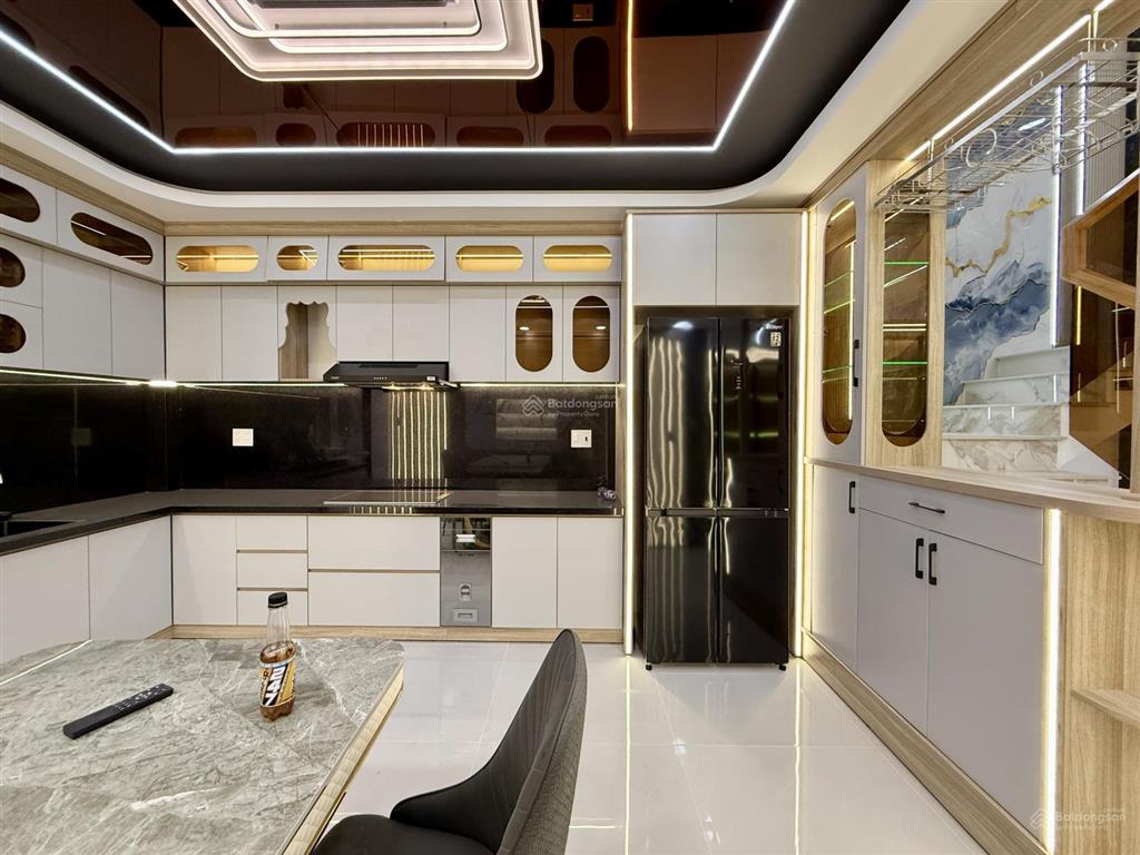 Nhà hẻm xe hơi thạnh xuân 25, dt4m x 14m, lửng, 3lầu, 4pn, gara ô tô, sân thượng, hướng đn, 6.3 tỷ