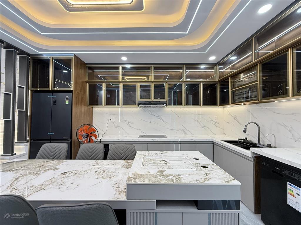 Nhà sát bên cv phần mềm quang trung, dt4x18m, lửng, 3lầu, 4pn, p.thờ, gara ô tô, s.thượng, 8.6 tỷ