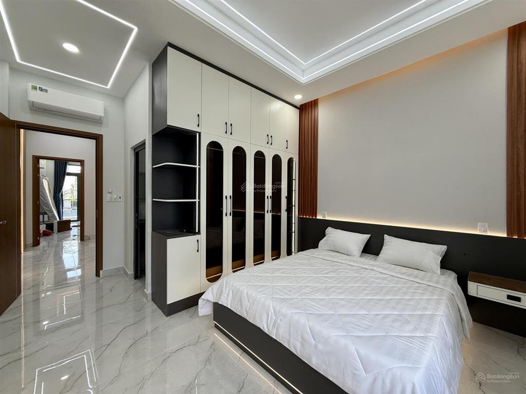 Nhà sát bên cv phần mềm quang trung, dt4x18m, lửng, 3lầu, 4pn, p.thờ, gara ô tô, s.thượng, 8.6 tỷ