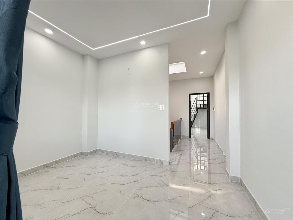 Nhà sát bên cv phần mềm quang trung, dt4x18m, lửng, 3lầu, 4pn, p.thờ, gara ô tô, s.thượng, 8.6 tỷ