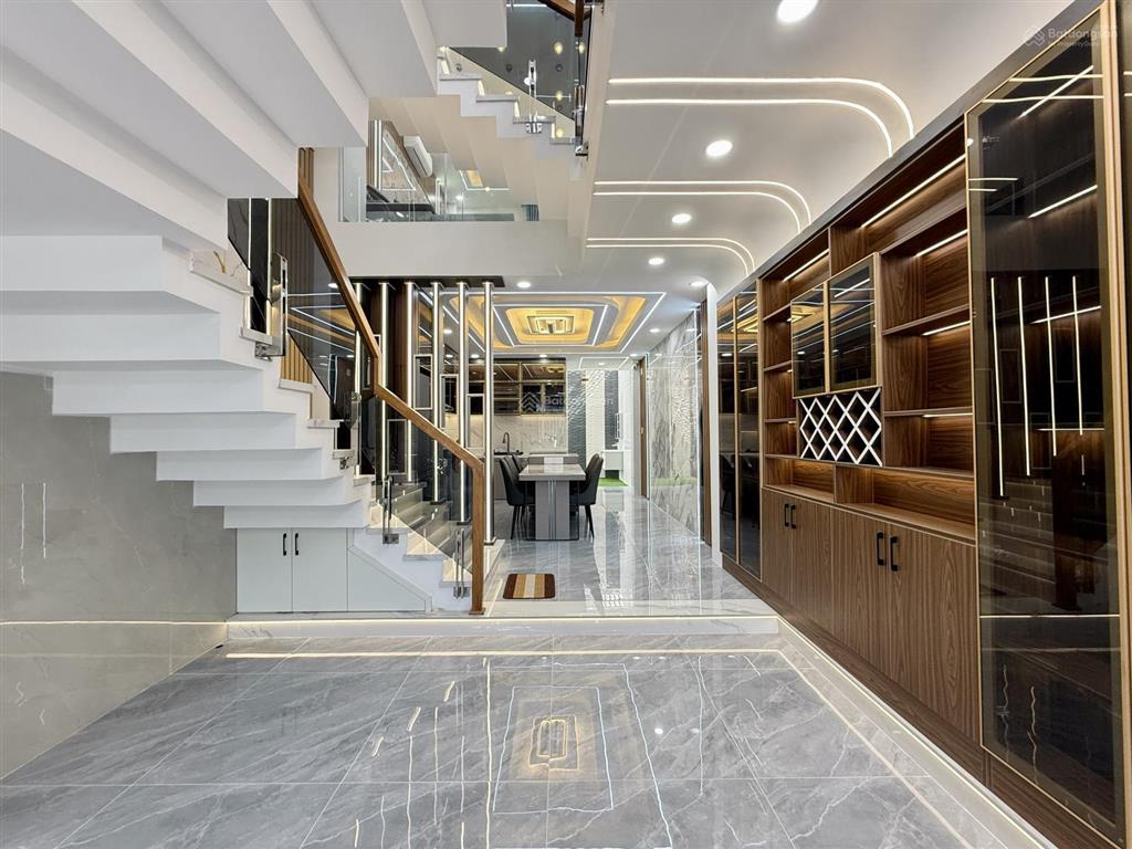 Nhà sát bên cv phần mềm quang trung, dt4x18m, lửng, 3lầu, 4pn, p.thờ, gara ô tô, s.thượng, 8.6 tỷ