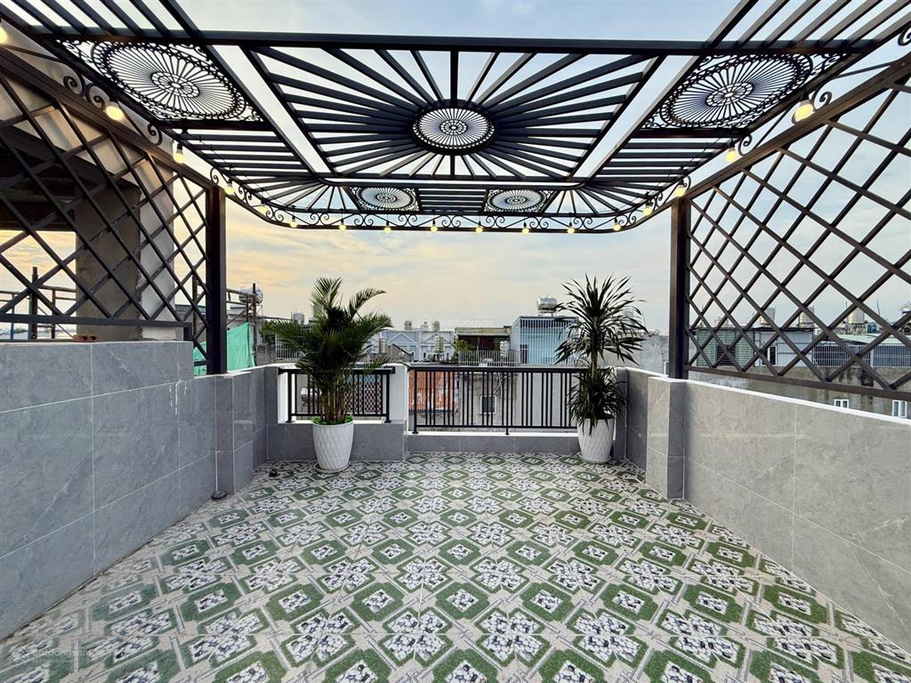 Nhà ngay sát bên ngã tư ga, dt 4x16m, lửng, 3lầu, 4pn, 5vs, p. thờ, s. thượng, gara xe, 6.85 tỷ