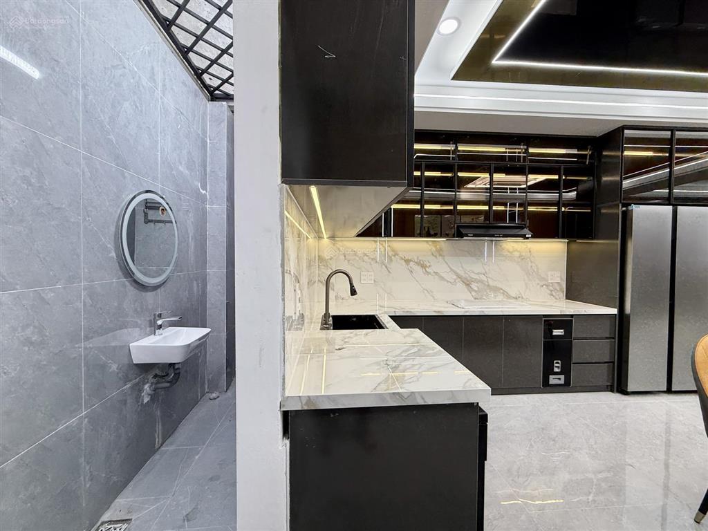 Nhà ngay sát bên ngã tư ga, dt 4x16m, lửng, 3lầu, 4pn, 5vs, p. thờ, s. thượng, gara xe, 6.85 tỷ