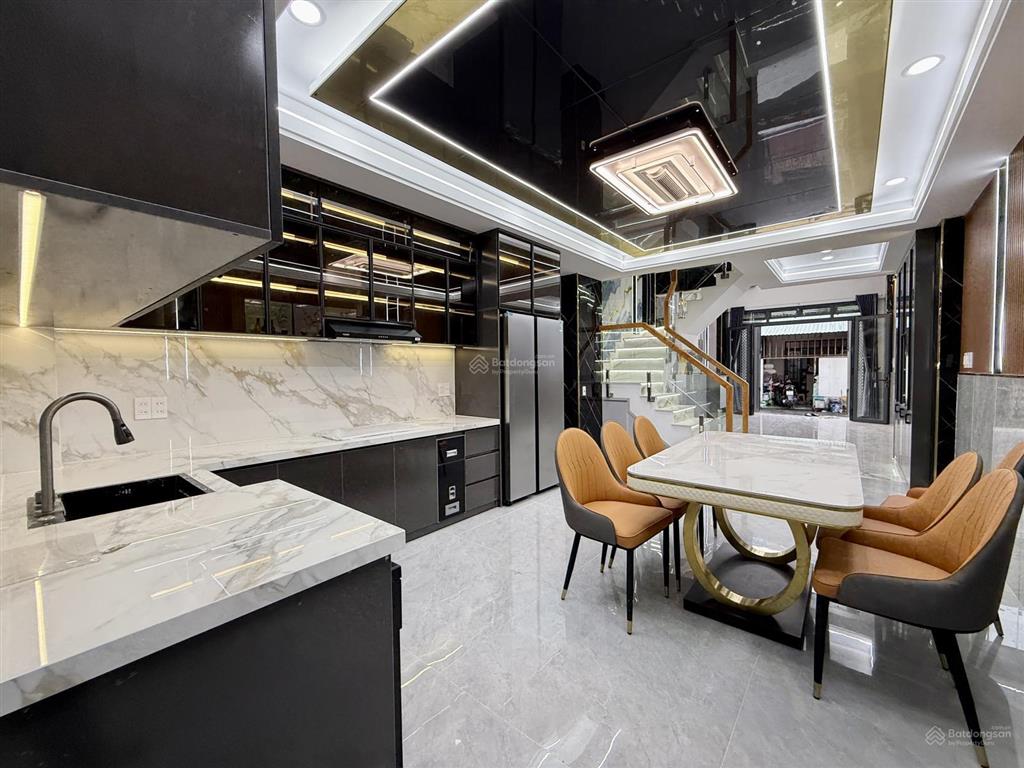 Nhà ngay sát bên ngã tư ga, dt 4x16m, lửng, 3lầu, 4pn, 5vs, p. thờ, s. thượng, gara xe, 6.85 tỷ