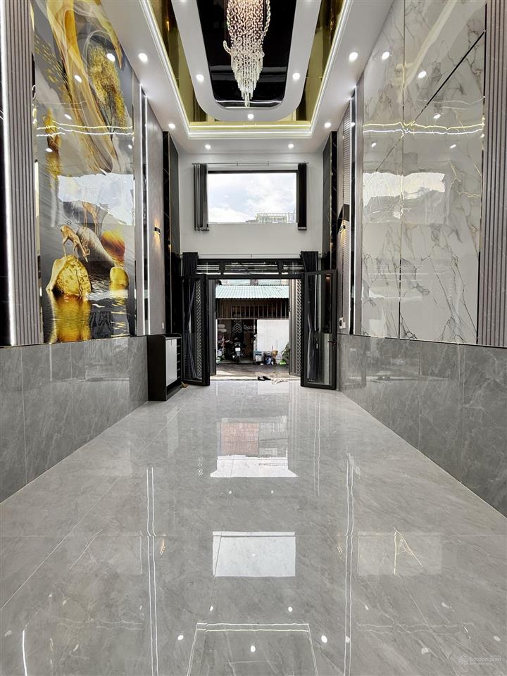 Nhà ngay sát bên ngã tư ga, dt 4x16m, lửng, 3lầu, 4pn, 5vs, p. thờ, s. thượng, gara xe, 6.85 tỷ