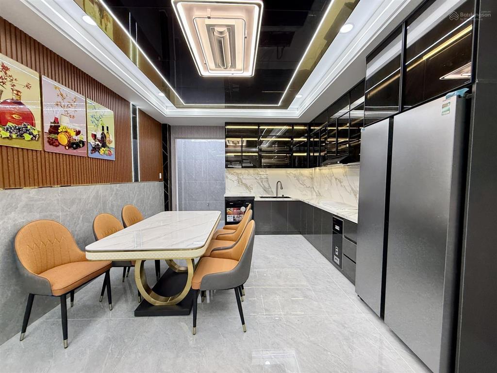 Nhà ngay sát bên ngã tư ga, dt 4x16m, lửng, 3lầu, 4pn, 5vs, p. thờ, s. thượng, gara xe, 6.85 tỷ