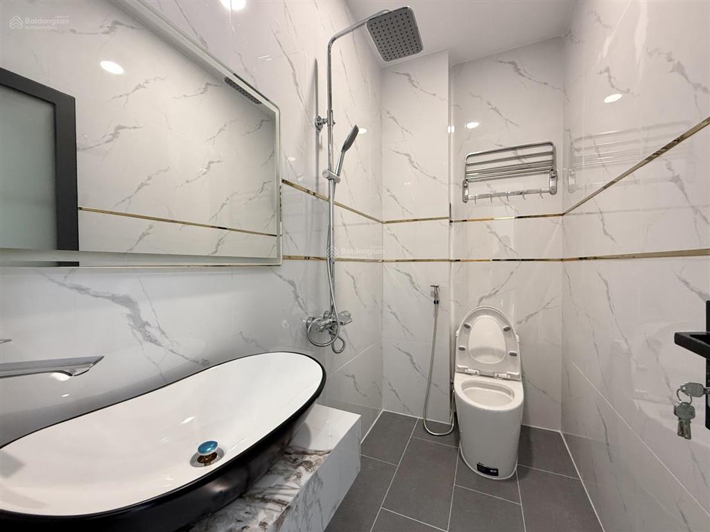 Nhà có thang máy đường thông dt 4x20m, lửng, 3 lầu, 4pn, gara ô tô, p. thờ, sân thượng, 7.9 tỷ