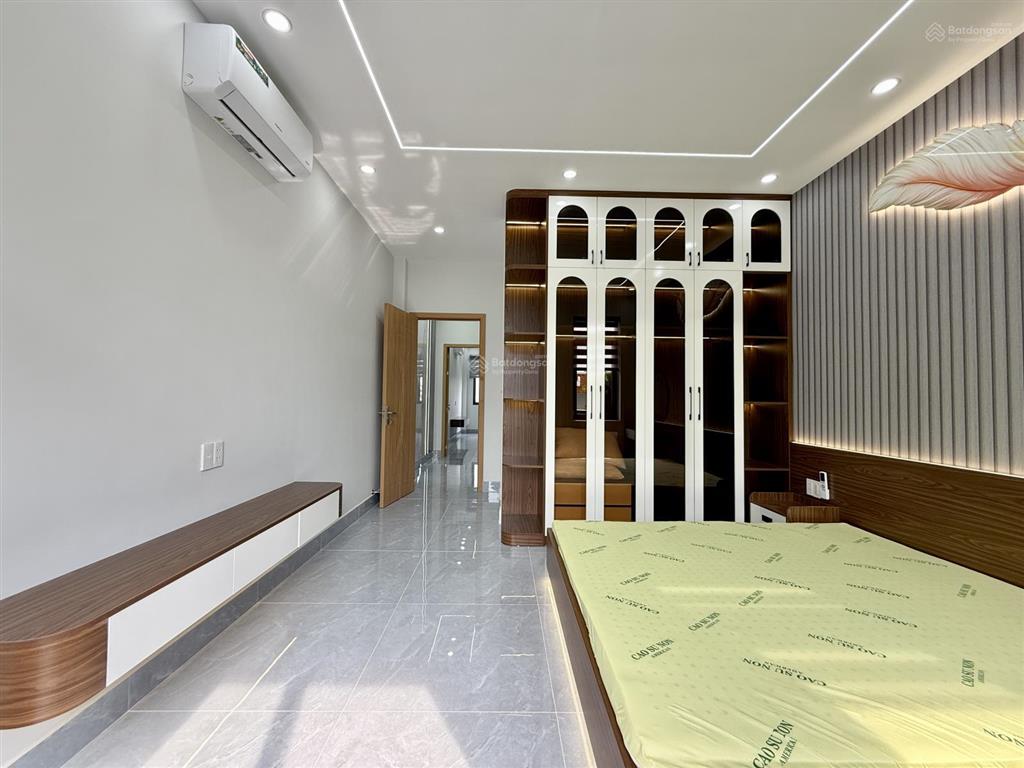 Nhà có thang máy đường thông dt 4x20m, lửng, 3 lầu, 4pn, gara ô tô, p. thờ, sân thượng, 7.9 tỷ