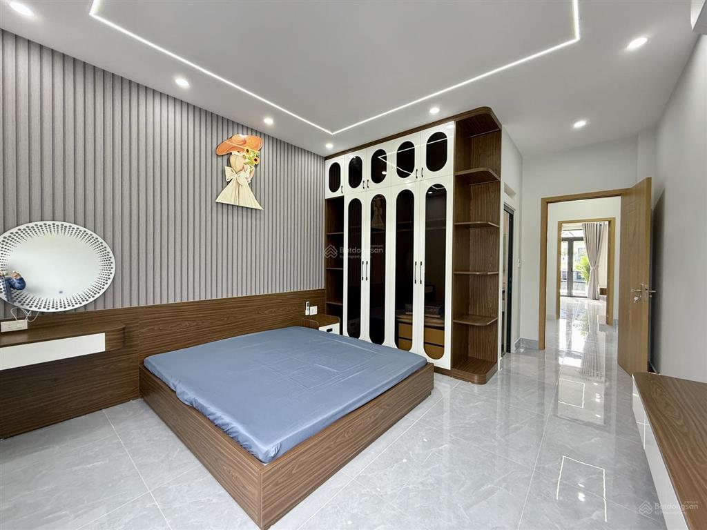 Nhà có thang máy đường thông dt 4x20m, lửng, 3 lầu, 4pn, gara ô tô, p. thờ, sân thượng, 7.9 tỷ