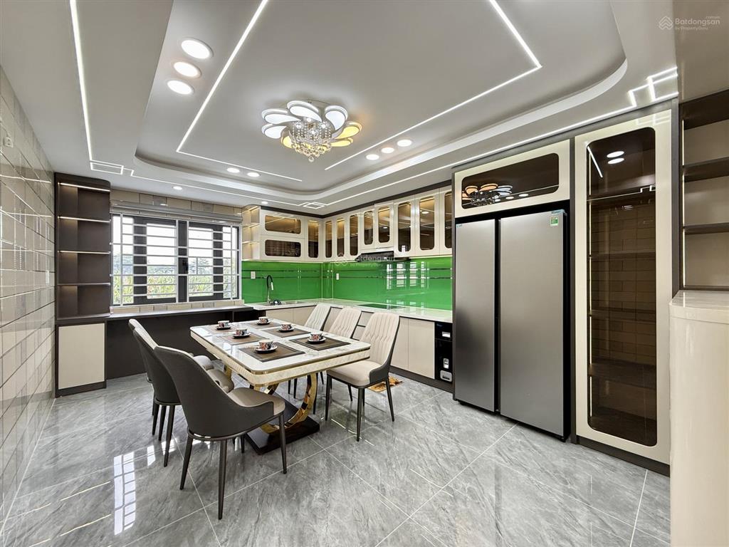 Nhà có thang máy đường thông dt 4x20m, lửng, 3 lầu, 4pn, gara ô tô, p. thờ, sân thượng, 7.9 tỷ