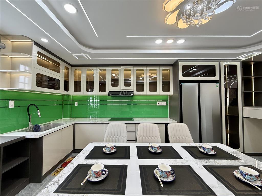 Nhà có thang máy đường thông dt 4x20m, lửng, 3 lầu, 4pn, gara ô tô, p. thờ, sân thượng, 7.9 tỷ