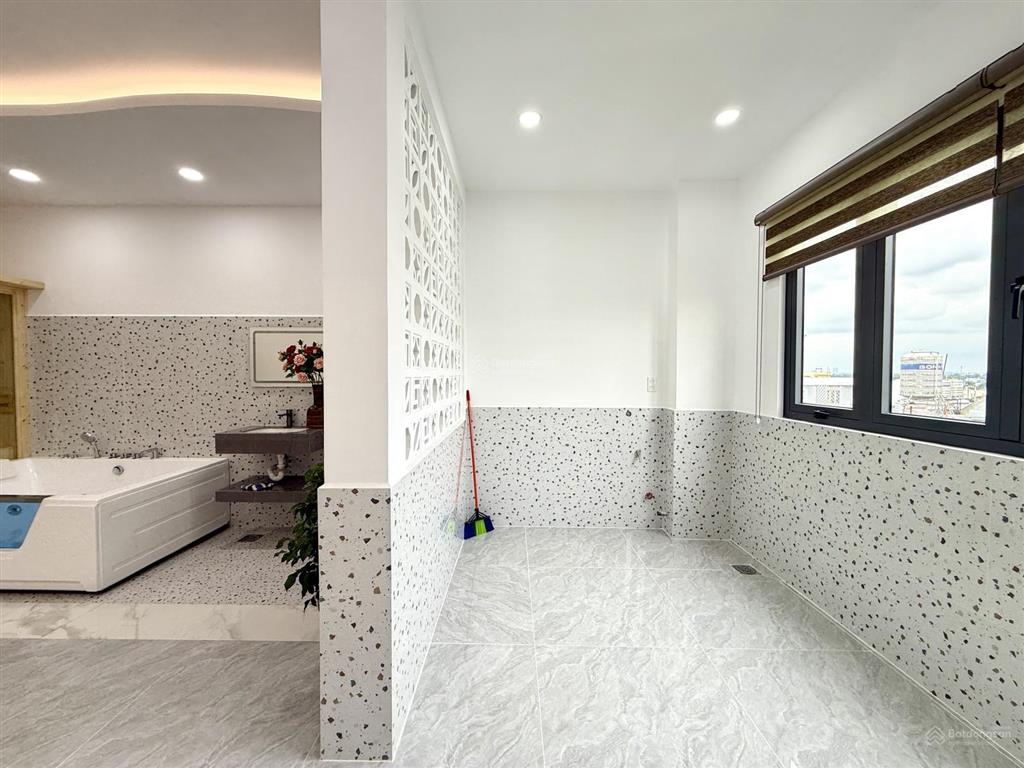 Nhà mặt tiền có thang máy, đường tx 25, dt4.2x25m, lửng, 4lầu, 7vs, gara ôtô, 4pn, p.thờ, s.thượng