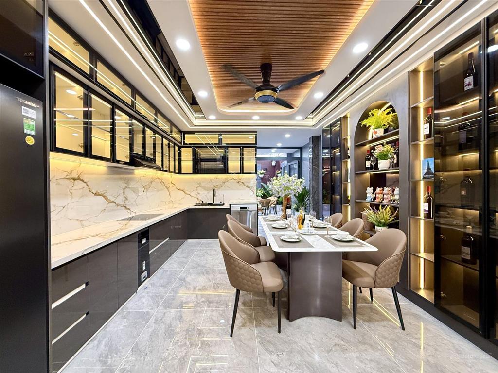 Nhà mặt tiền có thang máy, đường tx 25, dt4.2x25m, lửng, 4lầu, 7vs, gara ôtô, 4pn, p.thờ, s.thượng