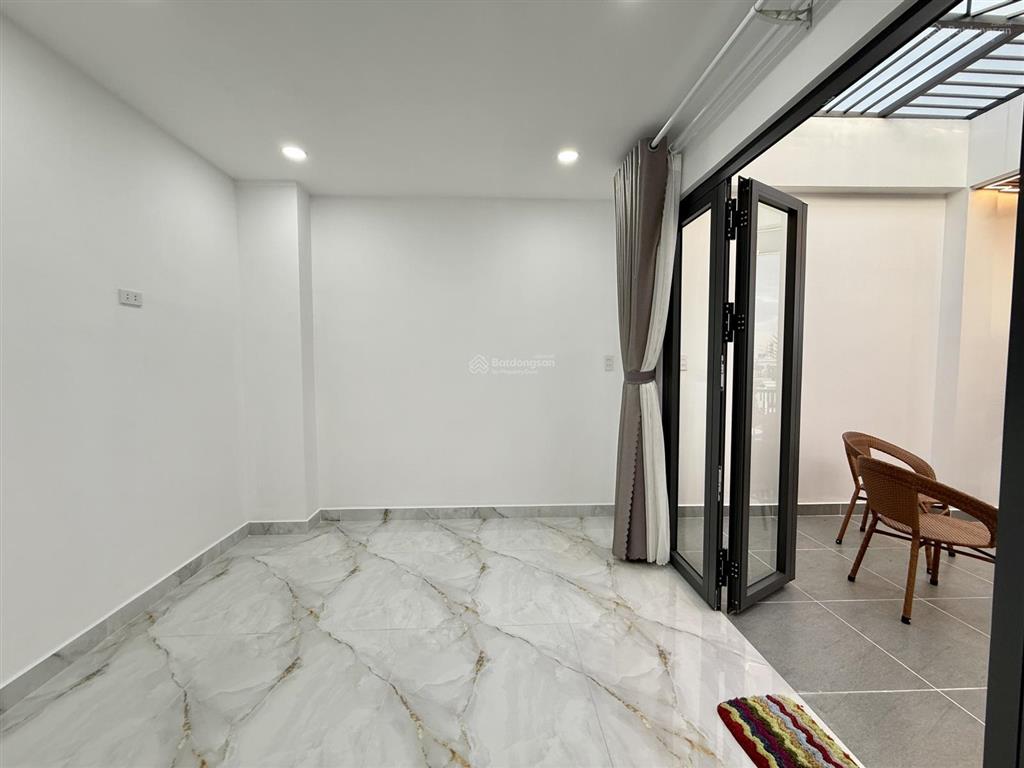 Nhà có thang máy, bên ubp và cụm trường học, dt4x20m, lửng, 3 lầu, 4pn, hướng đông nam, 8.35 tỷ