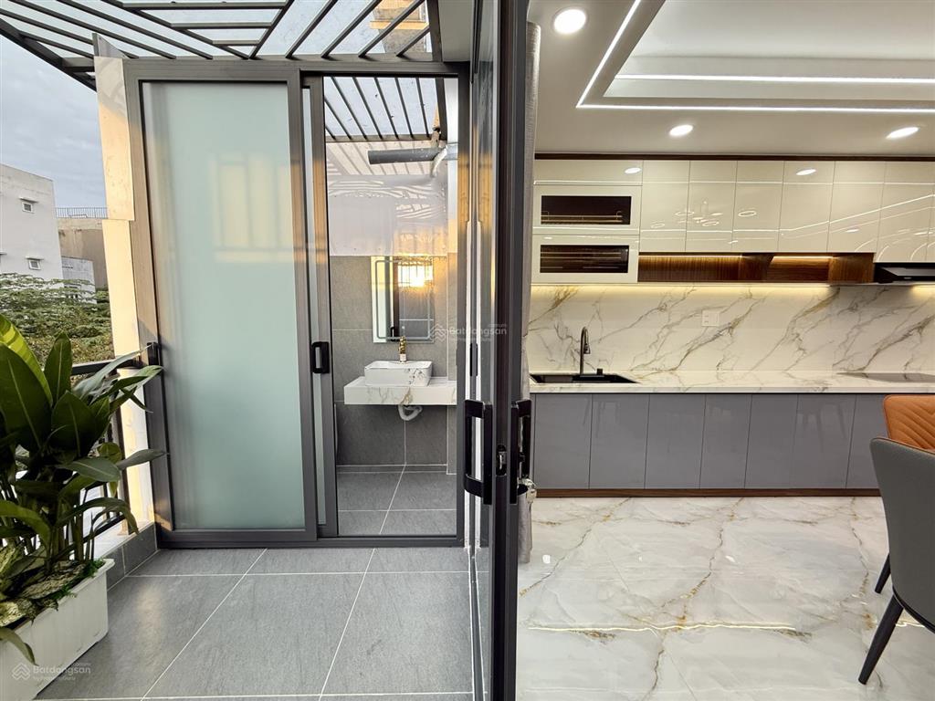 Nhà có thang máy, bên ubp và cụm trường học, dt4x20m, lửng, 3 lầu, 4pn, hướng đông nam, 8.35 tỷ