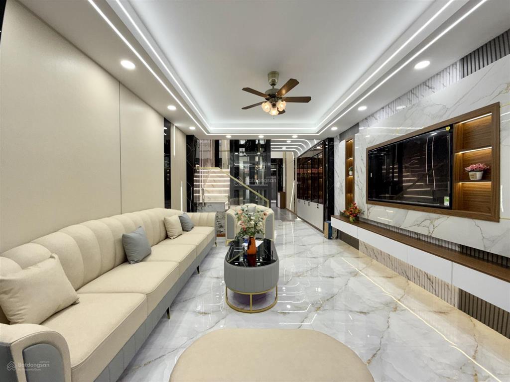 Nhà có thang máy, bên ubp và cụm trường học, dt4x20m, lửng, 3 lầu, 4pn, hướng đông nam, 8.35 tỷ