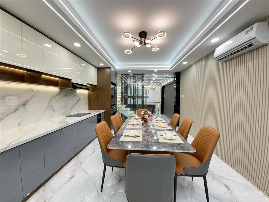 Nhà có thang máy, bên ubp và cụm trường học, dt4x20m, lửng, 3 lầu, 4pn, hướng đông nam, 8.35 tỷ