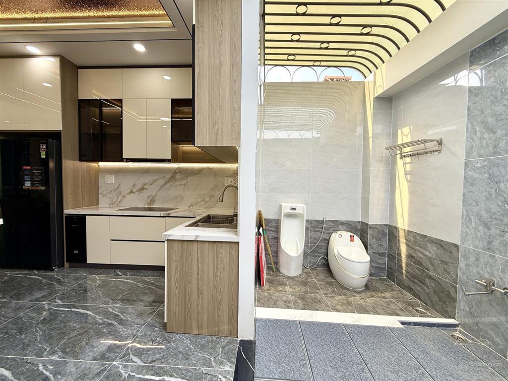 Nhà đường thông,bên chợ cầu đồng, dt4x20m, trệt, 3lầu, 4pn, sân ô tô, p.thờ, sân thượng, 7.15 tỷ