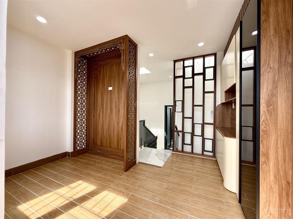 Nhà đường thông,bên chợ cầu đồng, dt4x20m, trệt, 3lầu, 4pn, sân ô tô, p.thờ, sân thượng, 7.15 tỷ