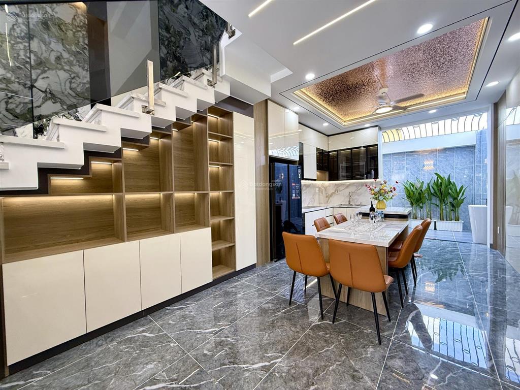 Nhà đường thông,bên chợ cầu đồng, dt4x20m, trệt, 3lầu, 4pn, sân ô tô, p.thờ, sân thượng, 7.15 tỷ