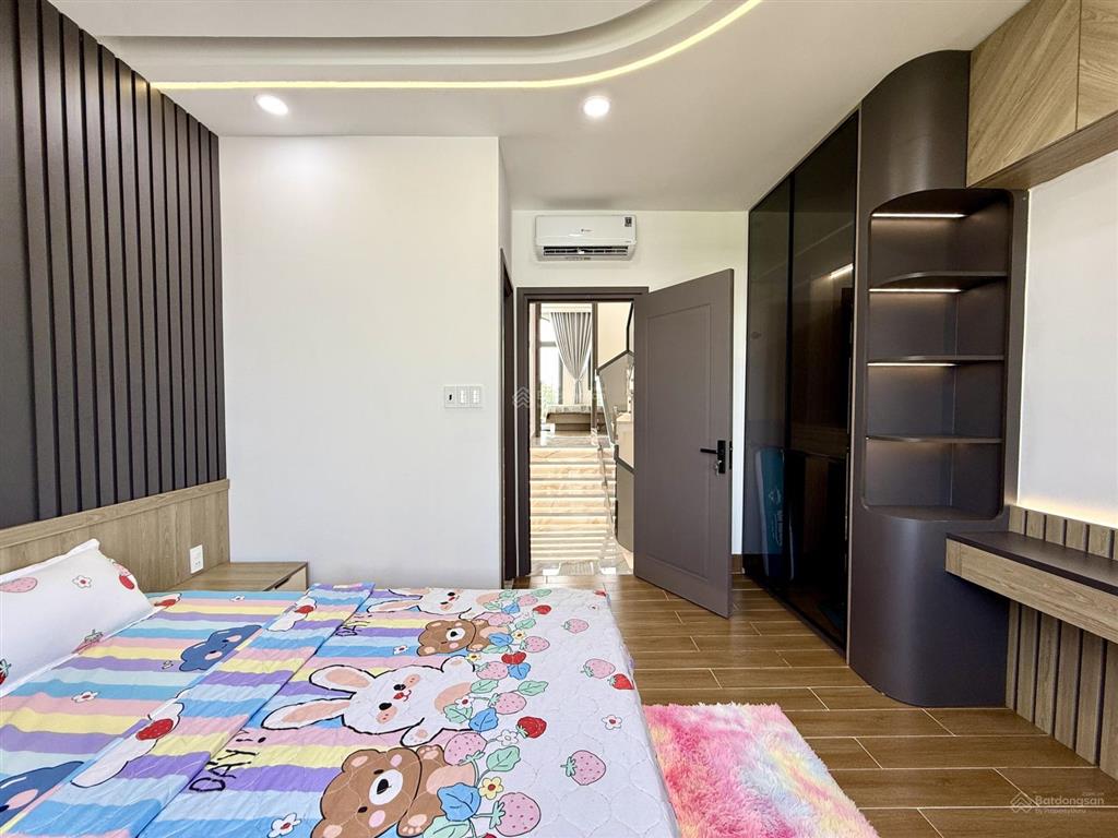 Nhà đường thông,bên chợ cầu đồng, dt4x20m, trệt, 3lầu, 4pn, sân ô tô, p.thờ, sân thượng, 7.15 tỷ
