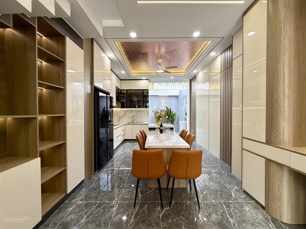 Nhà đường thông,bên chợ cầu đồng, dt4x20m, trệt, 3lầu, 4pn, sân ô tô, p.thờ, sân thượng, 7.15 tỷ