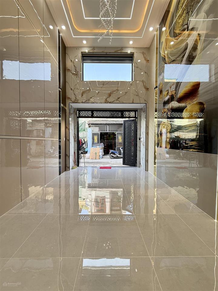 Nhà sát bên chợ cầu đồng và ngã tư ga, dt4x16m, lửng, 3 lầu, 4pn, gara ô tô, sân thượng, 6.8 tỷ