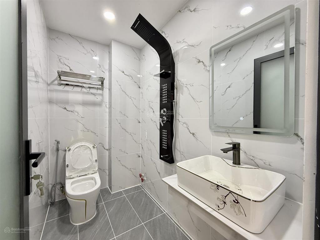 Nhà sát bên chợ cầu đồng và ngã tư ga, dt4x16m, lửng, 3 lầu, 4pn, gara ô tô, sân thượng, 6.8 tỷ