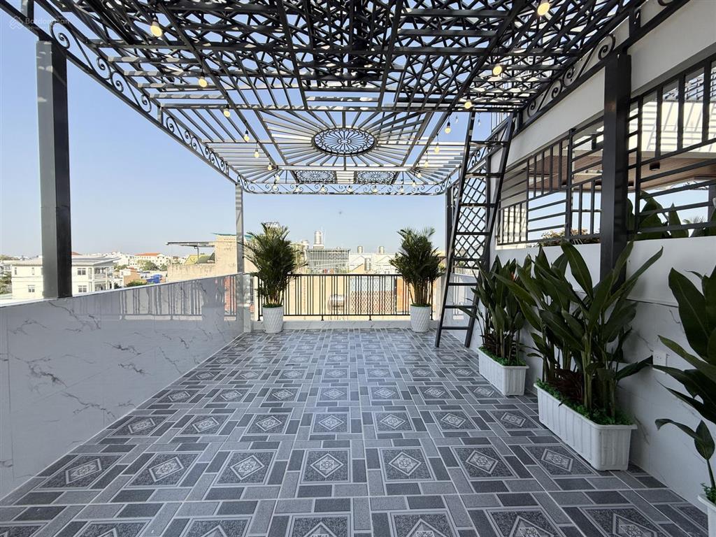 Nhà sát bên chợ cầu đồng và ngã tư ga, dt4x16m, lửng, 3 lầu, 4pn, gara ô tô, sân thượng, 6.8 tỷ