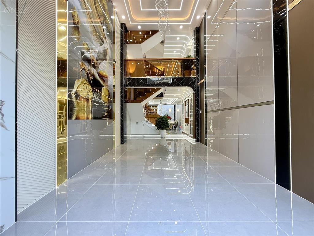 Nhà sát bên chợ cầu đồng và ngã tư ga, dt4x16m, lửng, 3 lầu, 4pn, gara ô tô, sân thượng, 6.8 tỷ