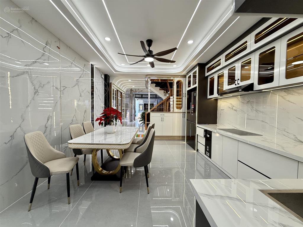 Nhà sát bên chợ cầu đồng và ngã tư ga, dt4x16m, lửng, 3 lầu, 4pn, gara ô tô, sân thượng, 6.8 tỷ