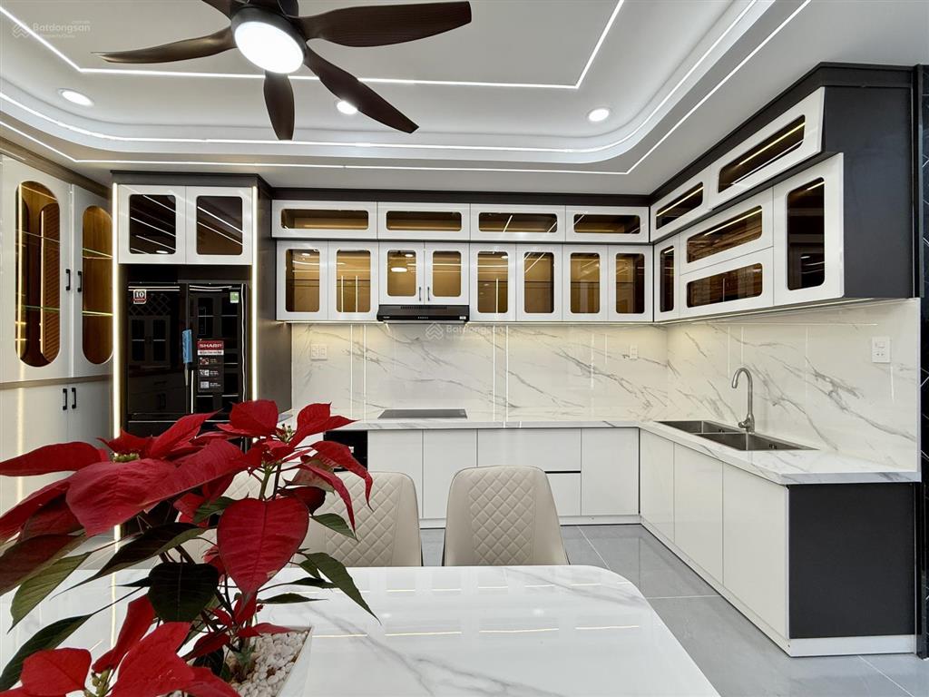 Nhà sát bên chợ cầu đồng và ngã tư ga, dt4x16m, lửng, 3 lầu, 4pn, gara ô tô, sân thượng, 6.8 tỷ