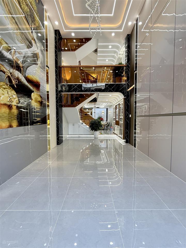 Nhà sát bên chợ cầu đồng và ngã tư ga, dt4x16m, lửng, 3 lầu, 4pn, gara ô tô, sân thượng, 6.8 tỷ