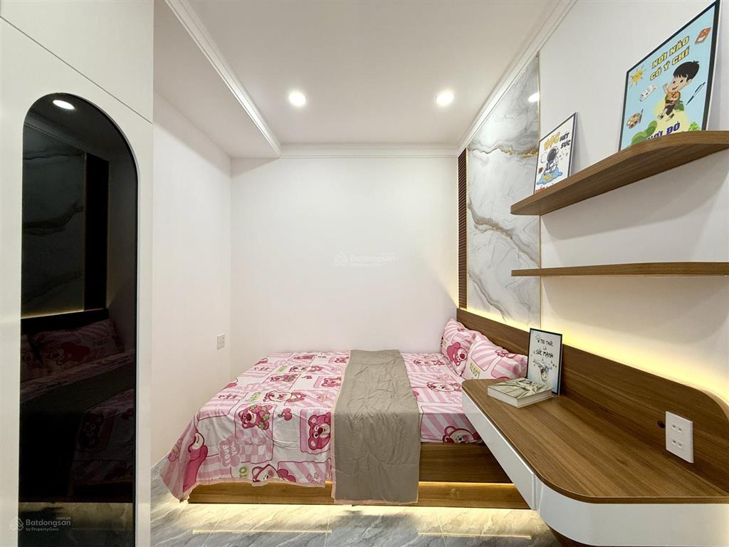 Nhà có phòng ngủ tầng trệt, dt 7x10m, trệt, 2 lầu, 4pn, p. thờ, sân thượng, hướng tây nam, 5.85 tỷ