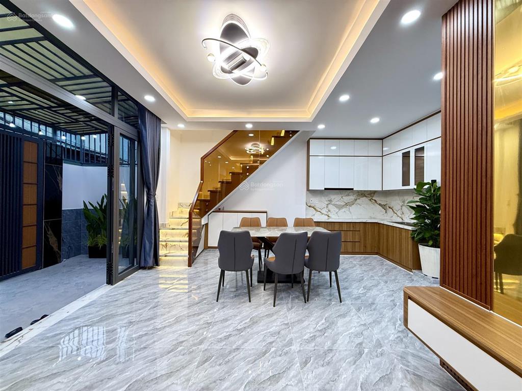 Nhà có phòng ngủ tầng trệt, dt 7x10m, trệt, 2 lầu, 4pn, p. thờ, sân thượng, hướng tây nam, 5.85 tỷ