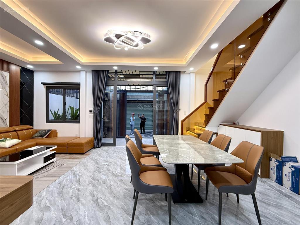 Nhà có phòng ngủ tầng trệt, dt 7x10m, trệt, 2 lầu, 4pn, p. thờ, sân thượng, hướng tây nam, 5.85 tỷ