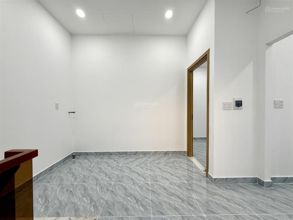 Nhà có phòng ngủ tầng trệt, dt 7x10m, trệt, 2 lầu, 4pn, p. thờ, sân thượng, hướng tây nam, 5.85 tỷ